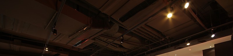 黑色工业风格吊顶，外露空调网架风管