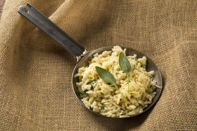 传统的巴伐利亚spaetzle，或煮鸡蛋面。