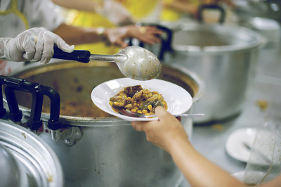 为穷人分享食物以减轻饥饿的概念