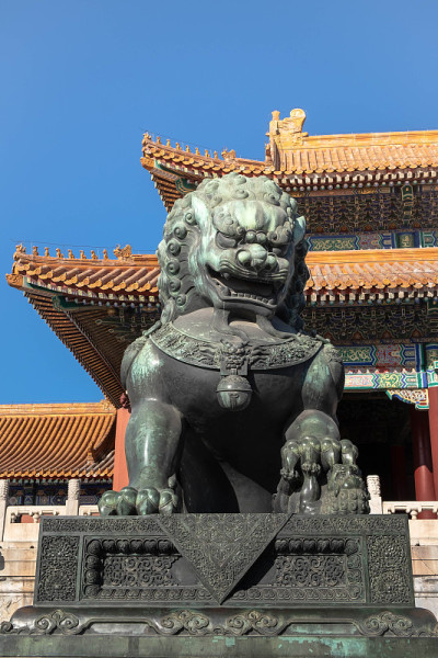 古代青铜狮子和红色中国馆在著名的紫禁城，