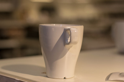 白色的杯子