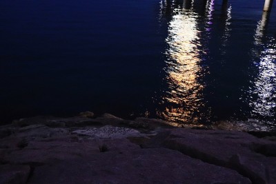 水中夜晚的倒影