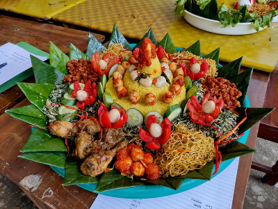 米饭Tumpeng。圆锥形黄米。一种带有配菜的印尼节日饭。印尼食品