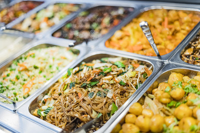 在购物中心美食广场出售的亚洲食品