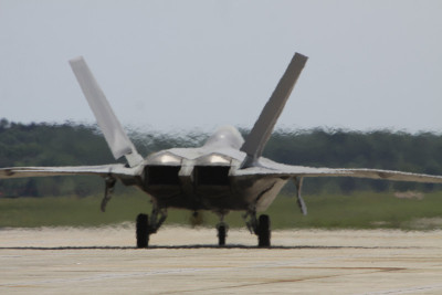 F-22猛禽在滑行道上