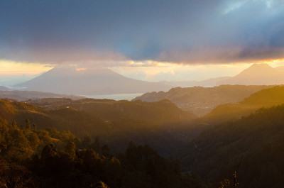 危地马拉高地上有火山