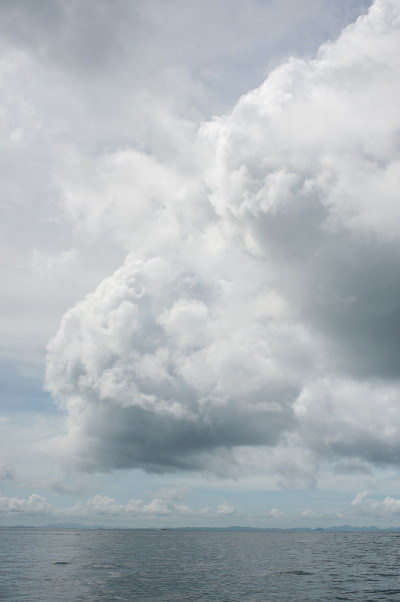 太阳比雨云高过海面。泰国。