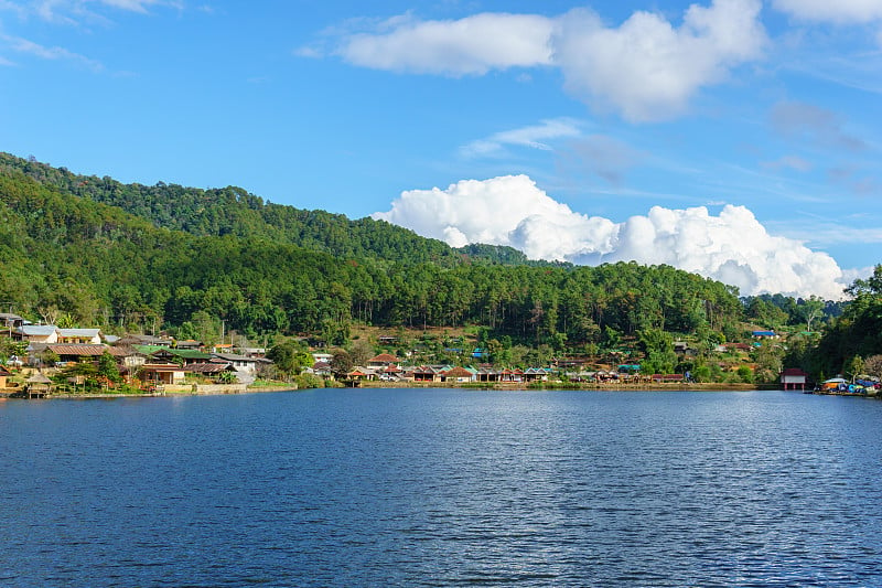 美丽的大湖的全景景观，群山之间，蓝天白云。泰国，美洪森。