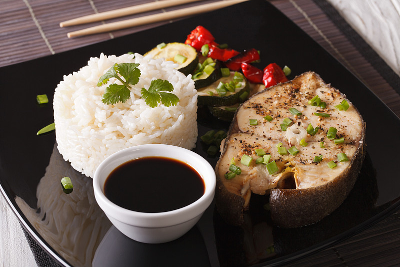 日本食物:牛排鱼和米饭在盘子上的特写