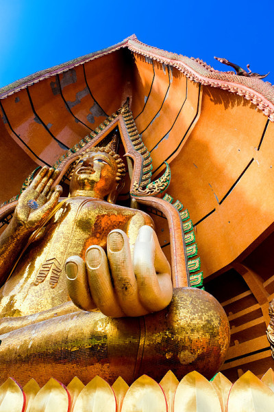 在泰国的一座寺庙里有一尊巨大的佛像。老虎洞寺(Wat tham sua)佛陀在寺庙kanjanabu