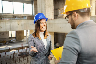 年轻的女建筑师与商人交谈并说服他投资那座建筑。