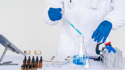 在医学实验室工作的专业保健研究人员。带科学实验设备的医院药物化学实验技术