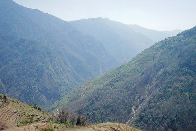 尼泊尔，在乌云密布的蓝天下，徒步前往戈雷帕尼潘山欣赏绿色山景