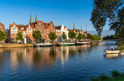 位于德国北部的汉萨城LÃ¼beck (Hansestadt LÃ¼beck)的老城中心。汉萨同盟的发