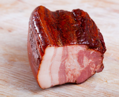 木桌上的熏肉