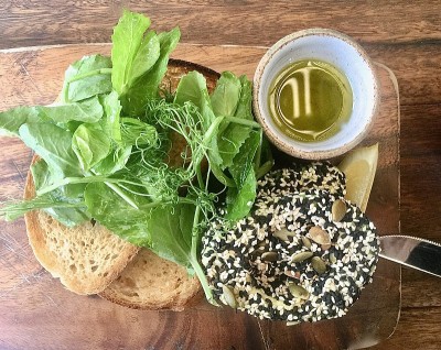 早餐牛油果泥卷芝麻面包和绿色面包