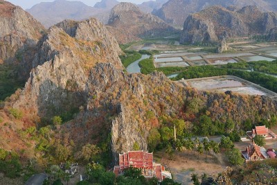 有湿地和红树林的石灰岩山脉，从山顶可以看到山谷中的佛教寺庙，公共景点Khao Daeng视点，Kha