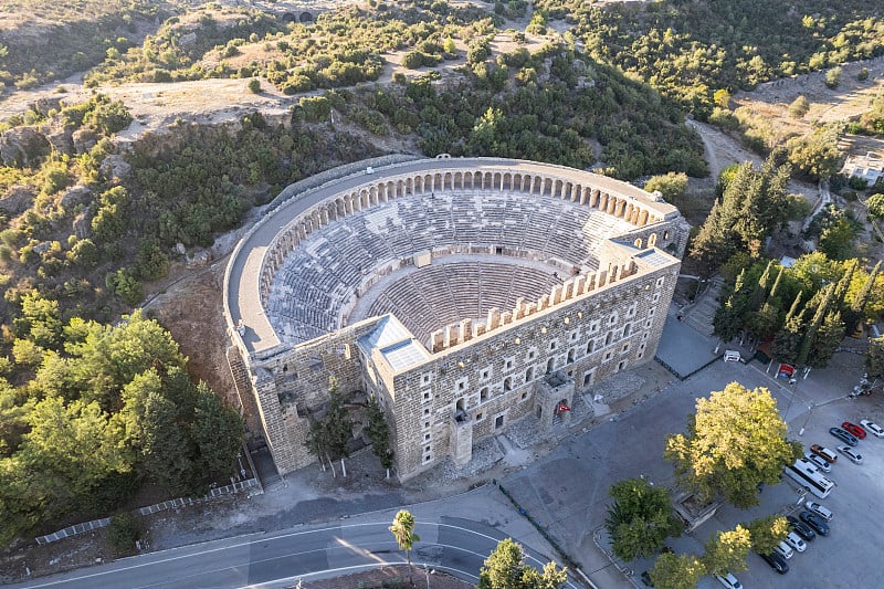 安塔利亚古代阿斯彭多斯圆形剧场的鸟瞰图