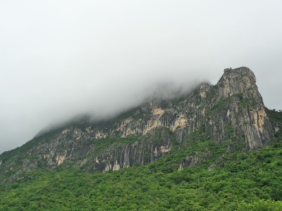 在雨季，石灰岩山被云雾覆盖