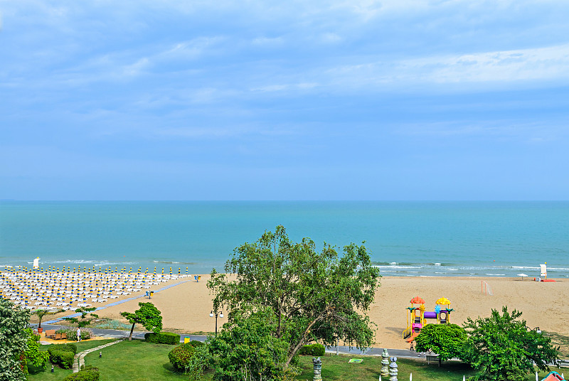 来自保加利亚阿尔本纳的黑海海滩，金色的沙滩，湛蓝的海水，绿色的树木