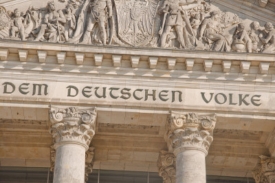 在柏林国会大厦(德国联邦议院)的frieze上的“Dem Deutschen Volke”(德国人民