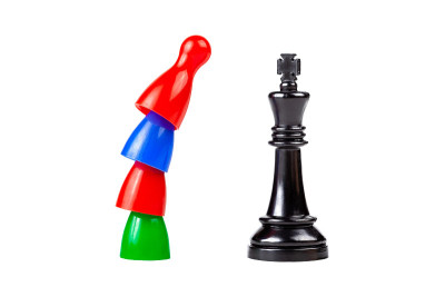 团队对抗统治者，革命对抗权威。传统的游戏棋子互相站在前面，上面有一个黑王棋子。工人利益冲突，不平等