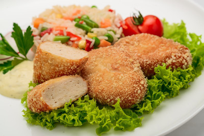 粉糊鸡排配意大利调味饭和蔬菜