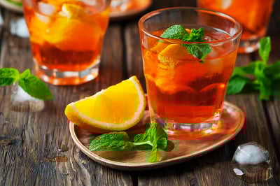 一杯加冰、橙和薄荷的aperol