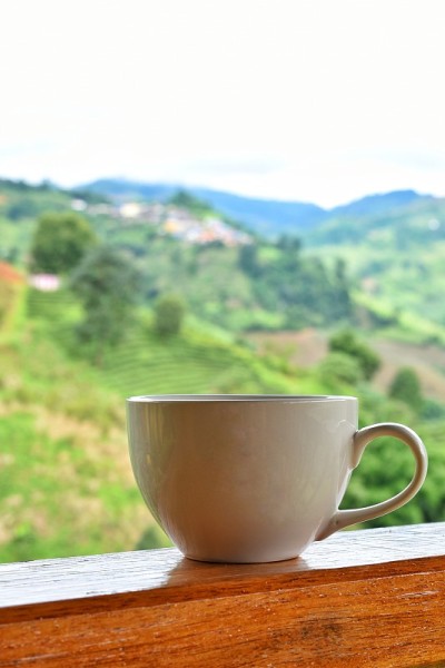 木阳台上的咖啡杯。