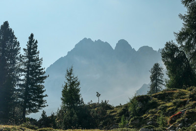 Pragser Wildsee -意大利Dolomites陡峭的山墙上的一个观点。在它后面还有一个山