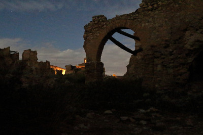 在阿拉贡的小镇贝尔奇特(Belchite)被毁时，一个隆隆作响的砖砌拱门在三十年代的西班牙内战中被法