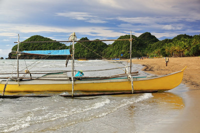 向北看糖滩-黄色的当地邦加船搁浅。Sipalay-Philippines。0476
