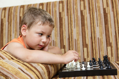 男孩下棋