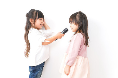 女孩们唱歌