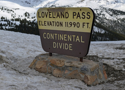 高海拔的Loveland Pass位于离科罗拉多州丹佛不远的落基山脉的13和14人徒步旅行路线附近