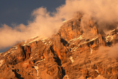 在阿尔塔巴迪亚Dolomites的Sasso della Croce上戏剧性的日落天空。意大利。