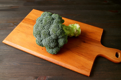 生花椰菜孤立在木砧板上