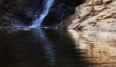 大加那利岛南部的Barranco del Toro度假村周围的徒步旅行路线，到处都是洞穴和岩洞，靠近
