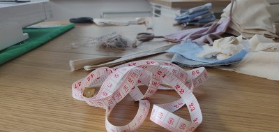 Self-sewing防护面具。桌上放自制的防护口罩和几块布