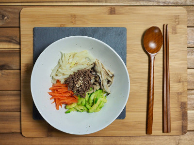 韩国食品牛肉蔬菜石锅拌饭