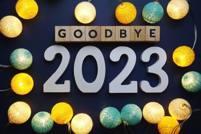 再见2023字母与棉球LED装饰在蓝色背景