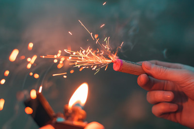 年轻人在手中点燃鞭炮