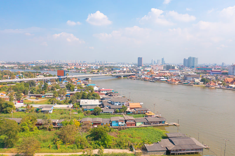 鸟瞰当地住宅与Phasi Charoen，湄南河或运河，自然树木，Nonthaburi市，泰国在亚洲