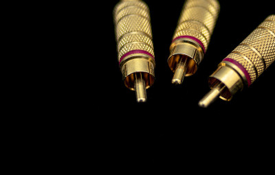 三个金色的rca连接器，以插入设备的音频和视频在高质量
