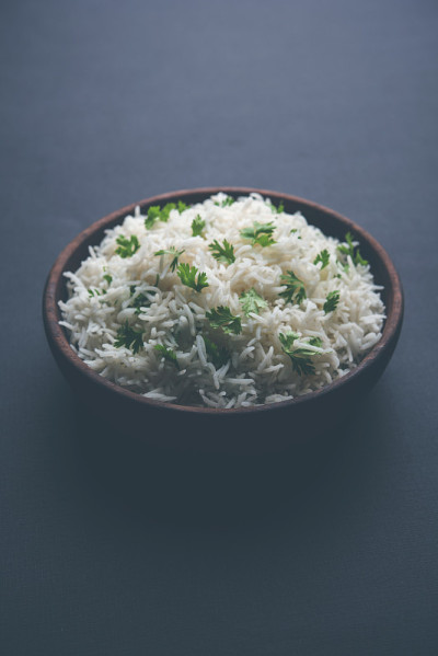 香菜或香菜巴斯马蒂米饭，盛在陶瓷或陶土碗里。这是一种很受欢迎的印度或中国食谱。有选择性的重点