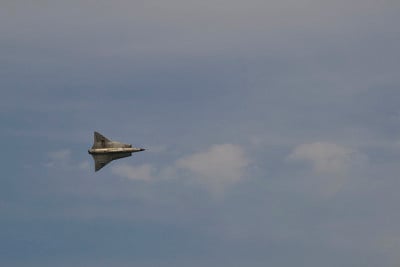 一架飞机在天空中