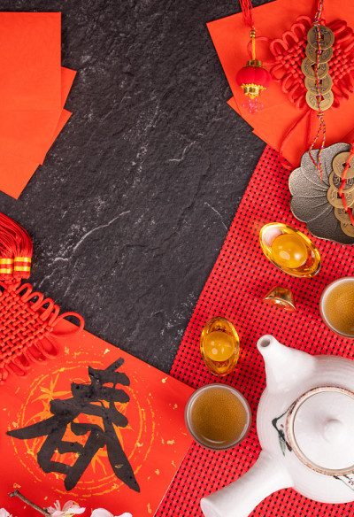 中国农历一月新年的设计理念-节日饰品，红包(ang pow，红包)，俯视图，平铺，头顶上方。“春”这