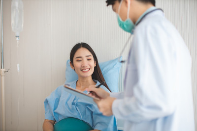 手持医生测量病人的压力。医疗工作者在检查血压或其他健康的年轻人期间。