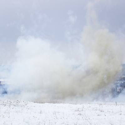 雪地上的浓烟:炮弹爆炸的后果