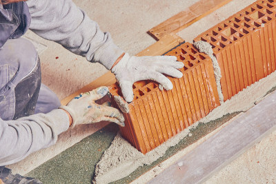 真正的建筑工人在室内砌砖。